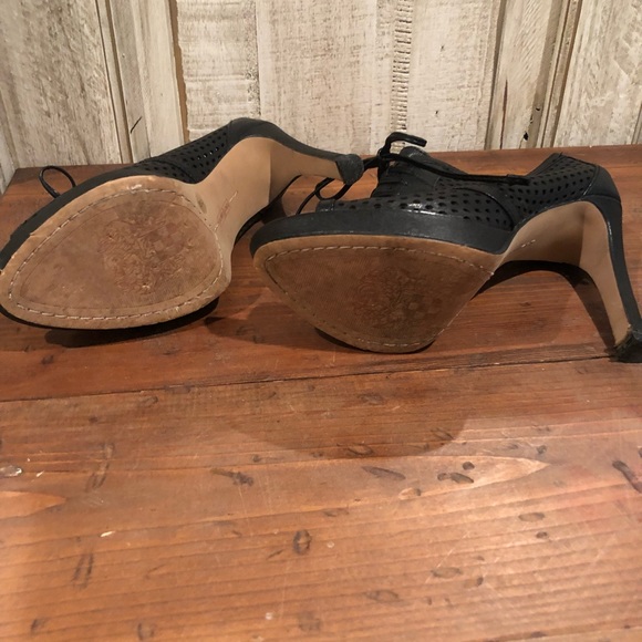 Size 7 Vince Camuto lace up - Picture 6 of 6